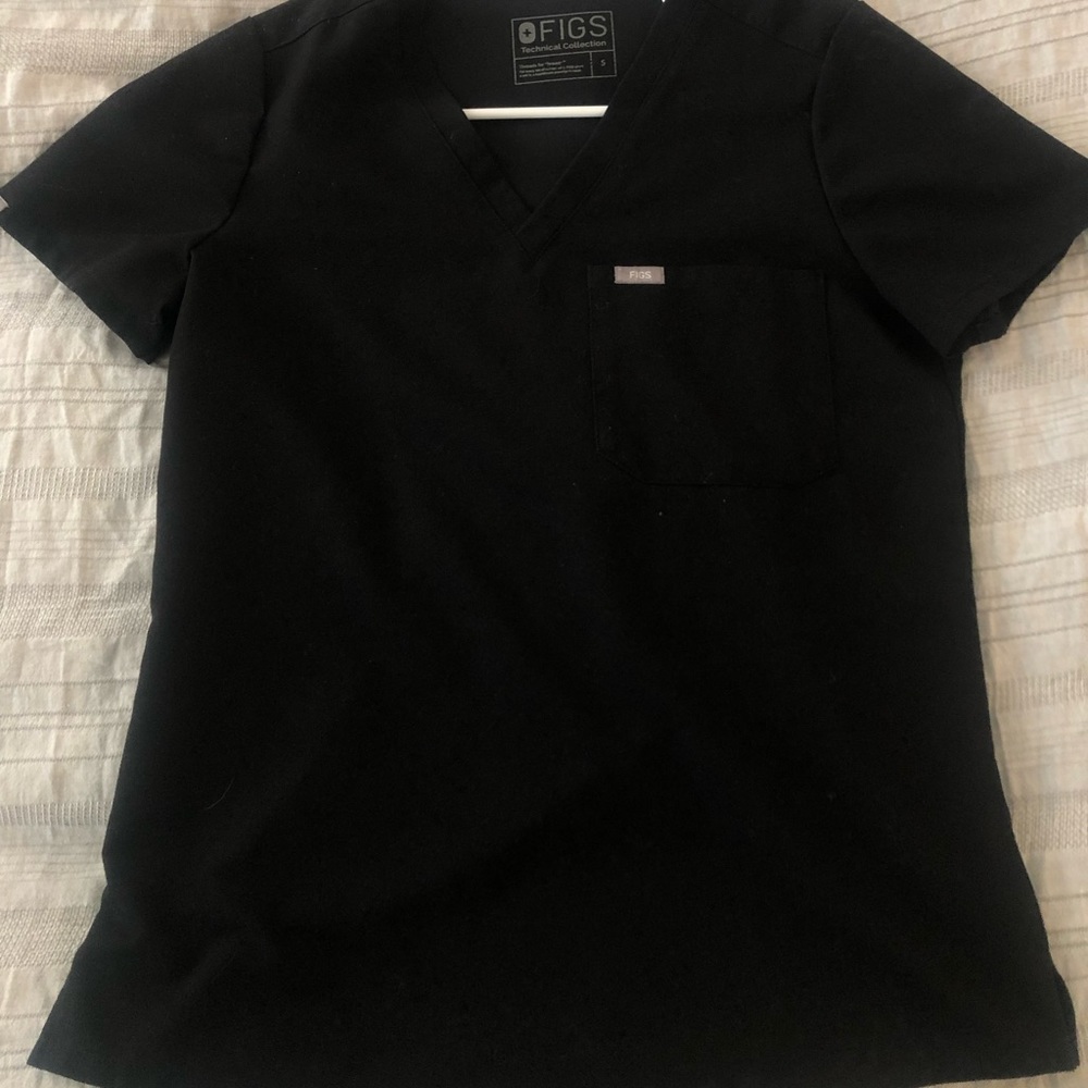 FIGS women’s Catarina scrub top in black